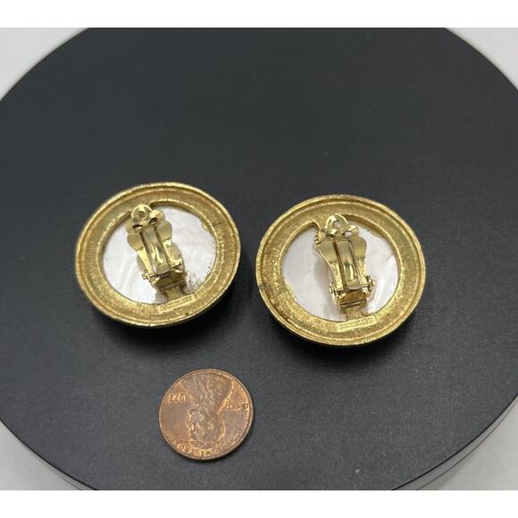RICHELIEU Vintage Large Dome Off White Faux Pearl Gold Tone Clip On Earrings - Picture 12 of 13